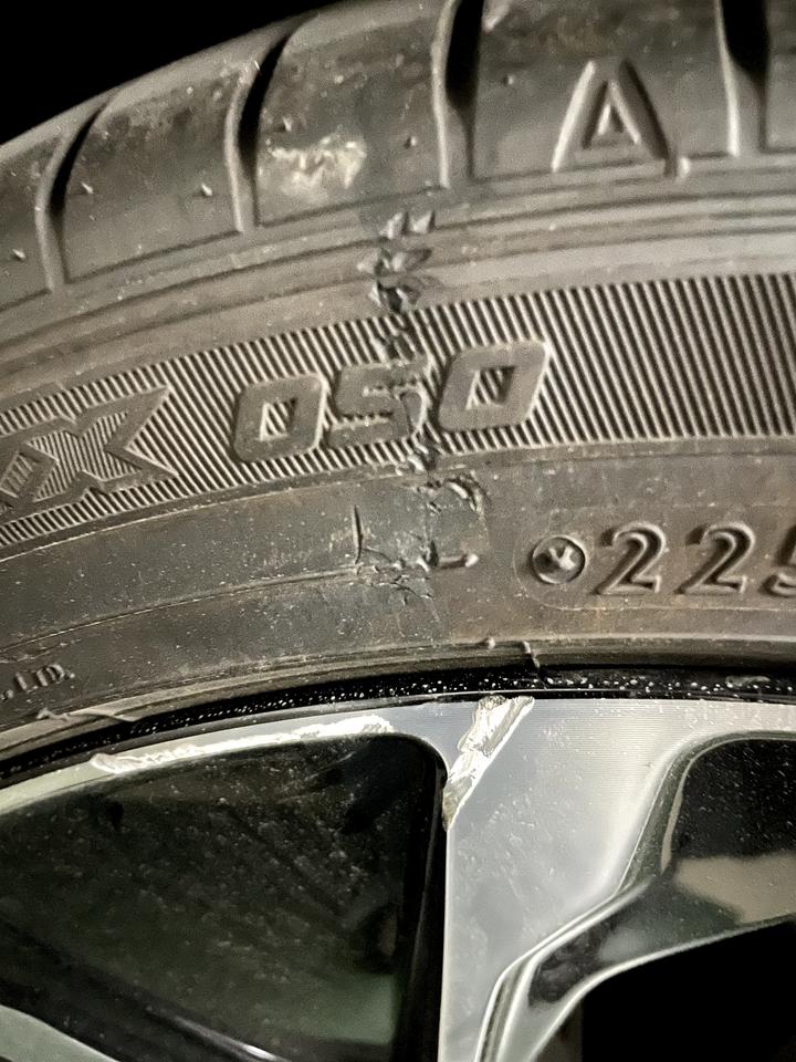 大众凌渡 刚买不到半个月，停车被划到，轮胎需要换吗，需要修吗？走保险合适吗？