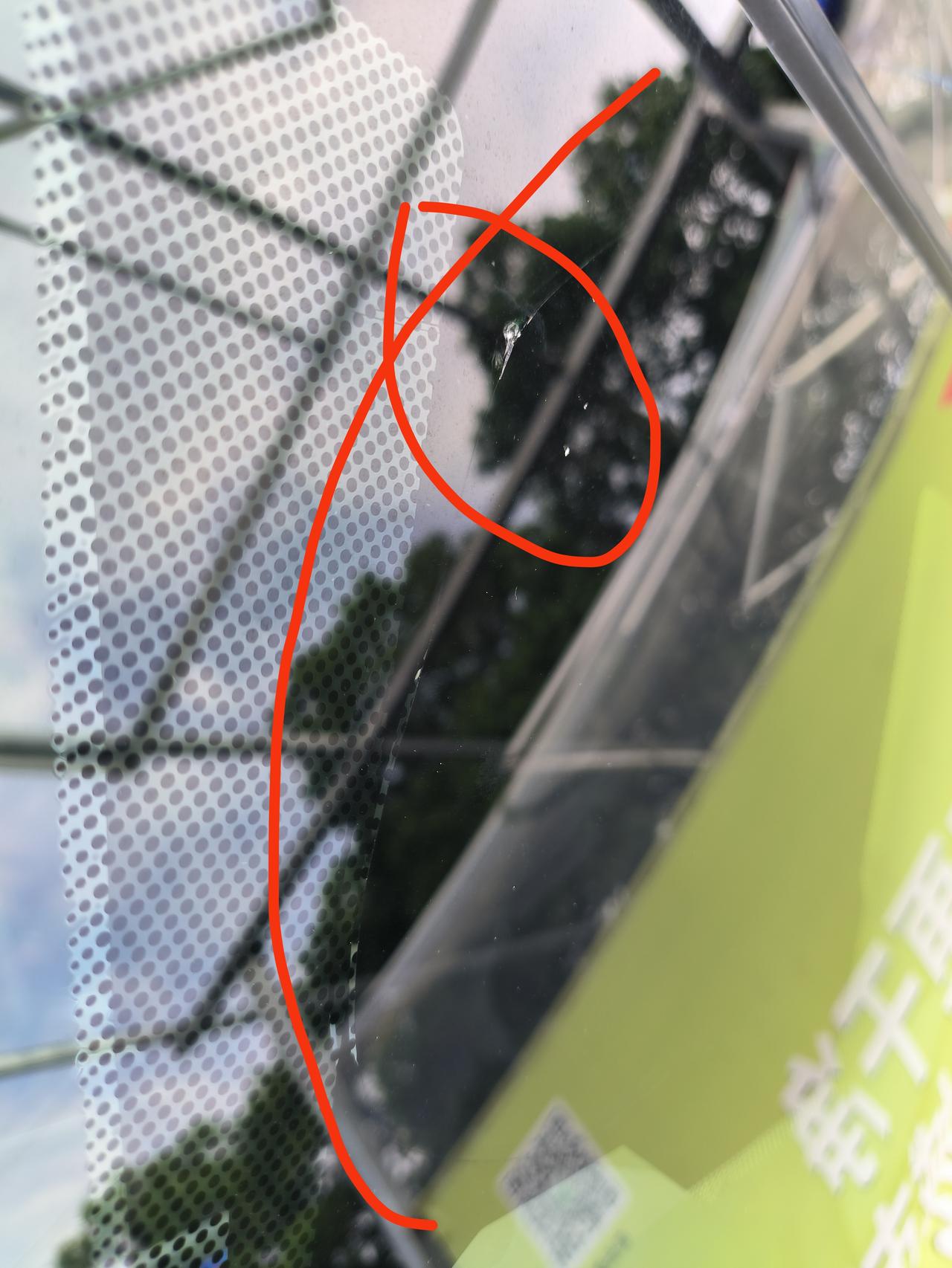 日产天籁 车友们，有遇到过前挡风玻璃被砸破一小点么？问了修复玻璃的师傅，说因为下面有固定的行车记录仪所以没法修复，只能换