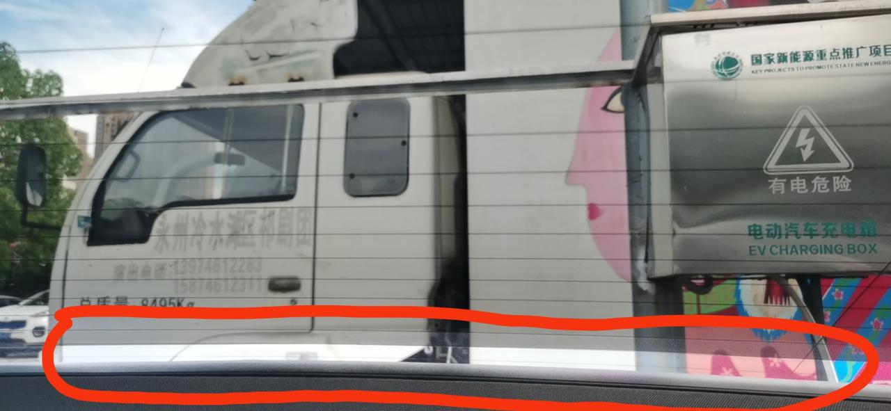 比亚迪汉EV 有没有哪个兄弟在车上给我发一张后挡风玻璃的照片？为什么我的后挡玻璃越看越不对？为什么会有一块没贴膜的区域