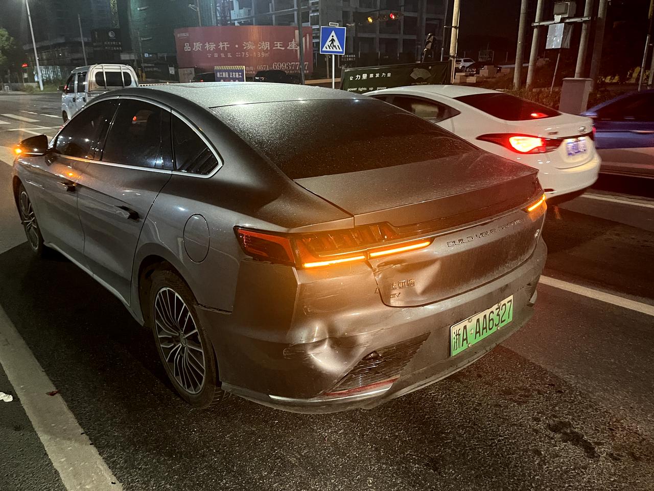 比亚迪汉EV 大晚上充完电 吃完夜宵就遭重 是不是有命中注定这一劫