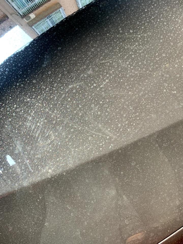 奔驰GLC 各位车友麻烦看下这是什么情况，自己刚洗完的车，这些痕迹用手或者毛巾是擦不掉的，是怎么回事？要怎么解决？谢谢了