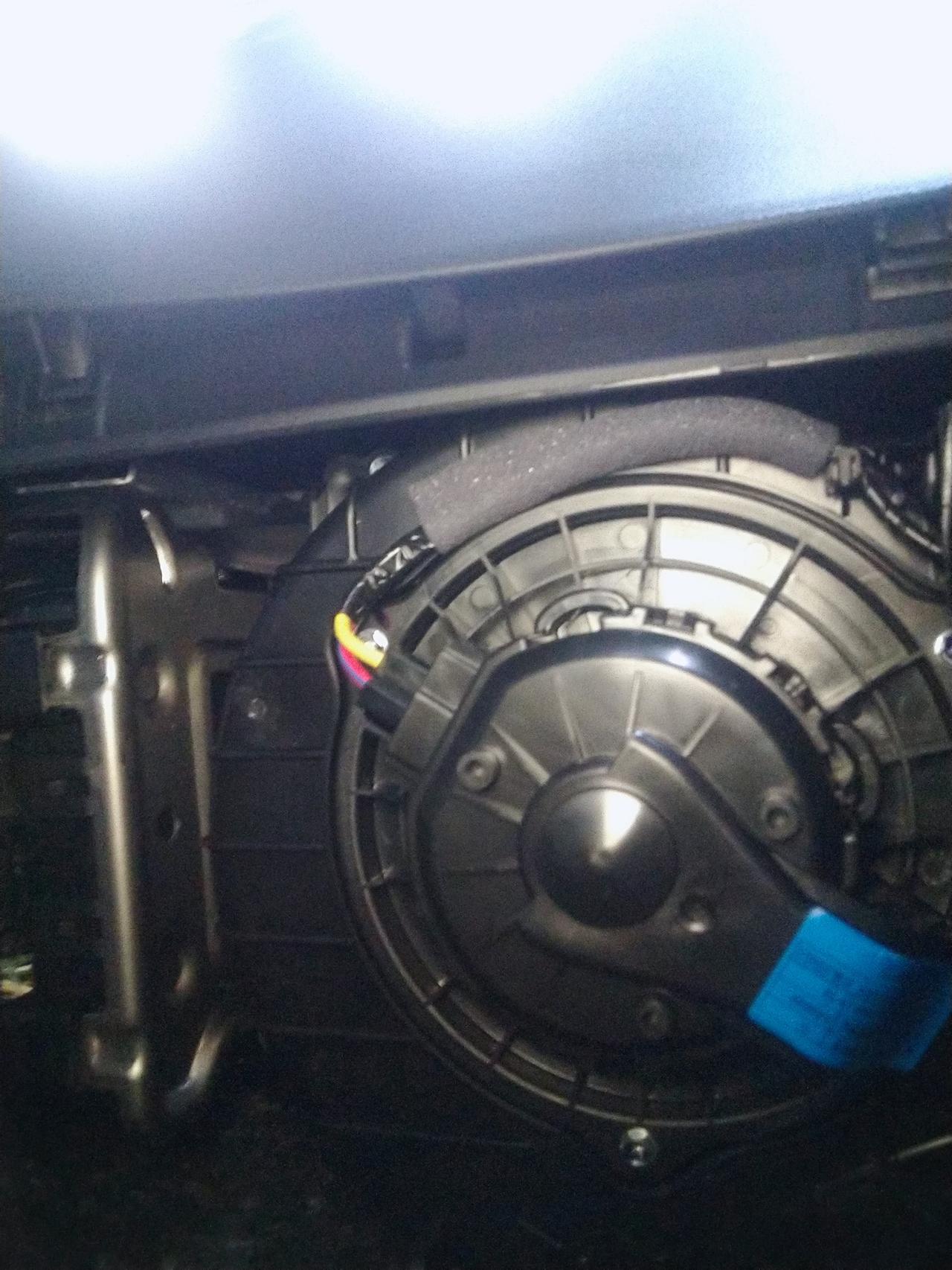 逸动副驾驶脚那里都没有档板吗？感觉有点差