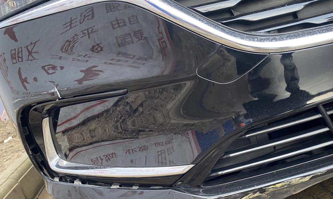 别克君越 前脸造型碰石墩，凹进去了，拍出来麻烦么，大概要多少钱？不喷漆