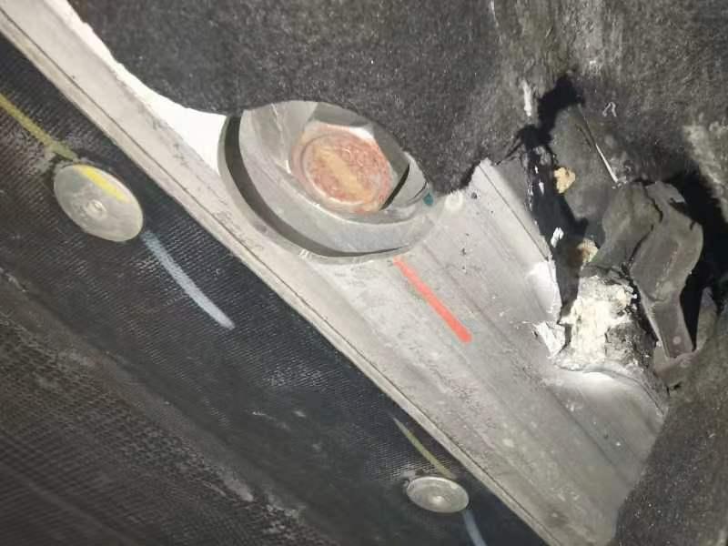 比亚迪汉EV 兄弟们，这情况要换整个电池吗，4s店的说有点变形，得问厂家