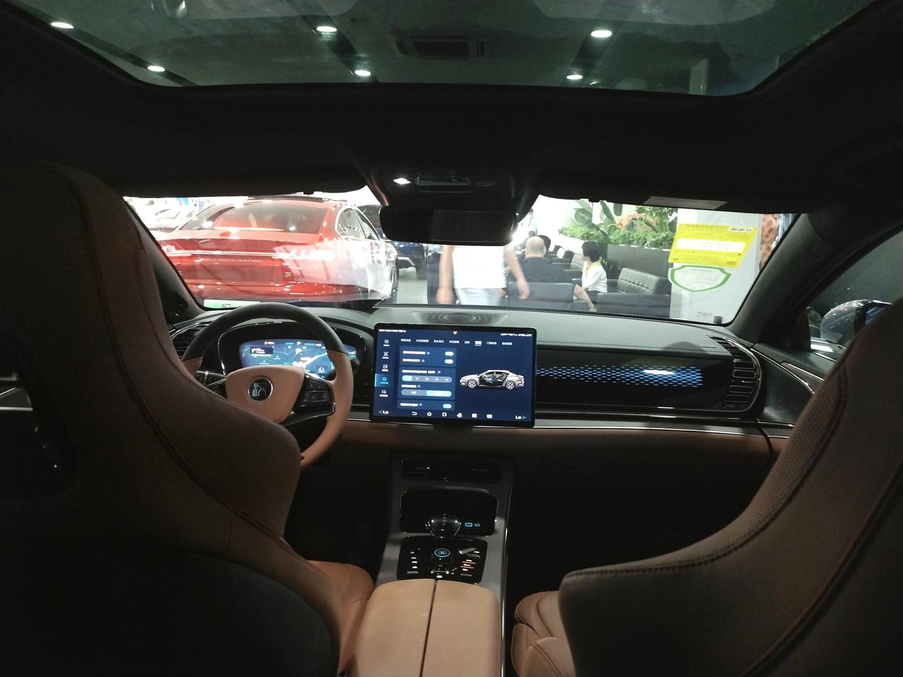 今天去看比亚迪店看车，汉EV22款715KM尊荣款，有没有朋友买过？怎么个行情？能给我们透露透露吗？