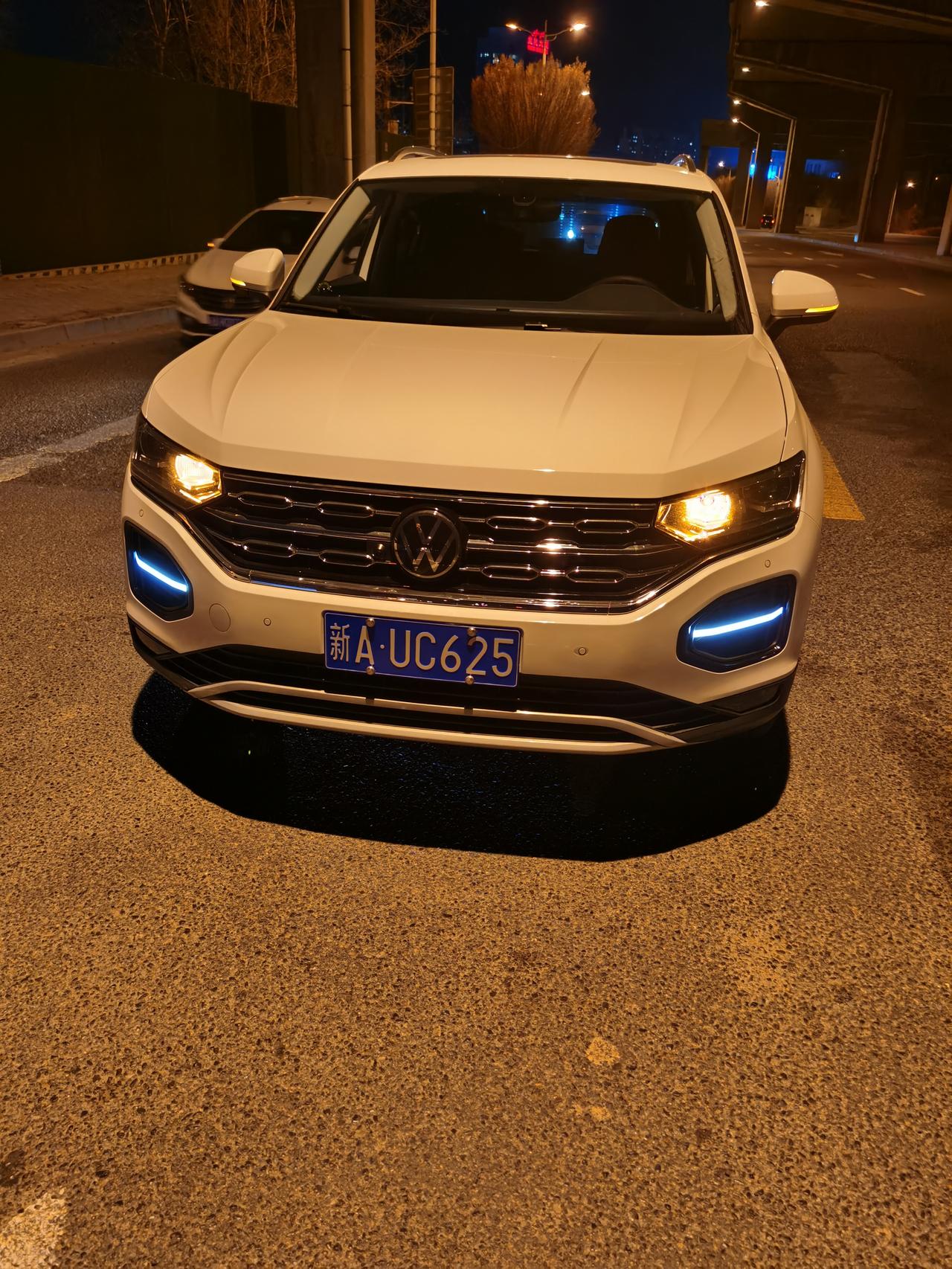 探岳280前车标是塑料的吗？