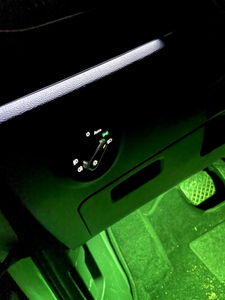 大众探岳 提车一个月不到开了900多公里，昨晚App 显示车灯故障，打开自动大灯近光灯会亮，调成近光键就不会亮了，连空间