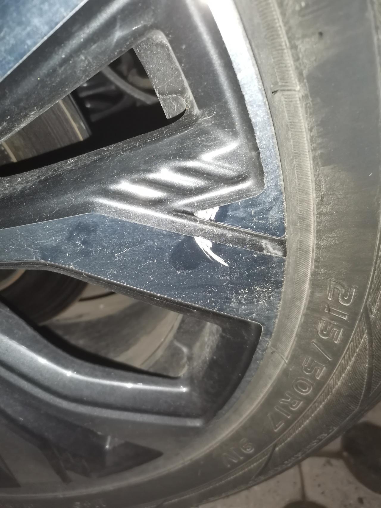 长安逸动 兄弟们 新车一血 轮毂过坑时被刮了 请问这该怎么办 看着就心里不舒服 深度应该2mm左右 去4S店修吗 还是怎