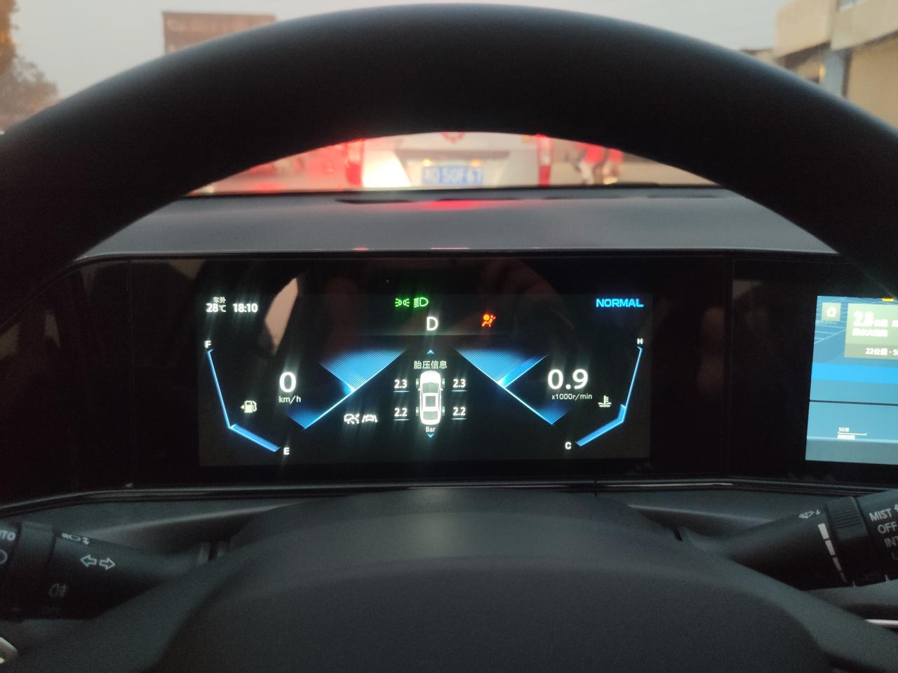 长安逸动 开着车，这个灯突然就亮了，这个灯是怎么回事？incall检测说是正常的
