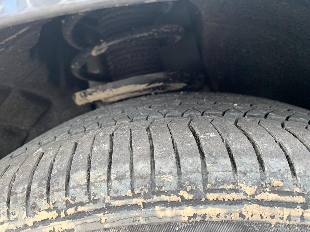 别克君越车主们 我想问下它这个前轮这个减震器离轮胎是这么近嘛 你们是不是也是这样子