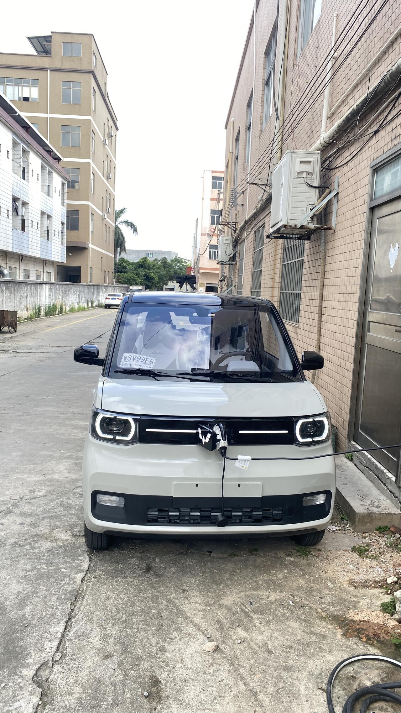 五菱五菱宏光MINIEV 充电线好短，需要买什么延长线吗？第一次充电，好为难我～