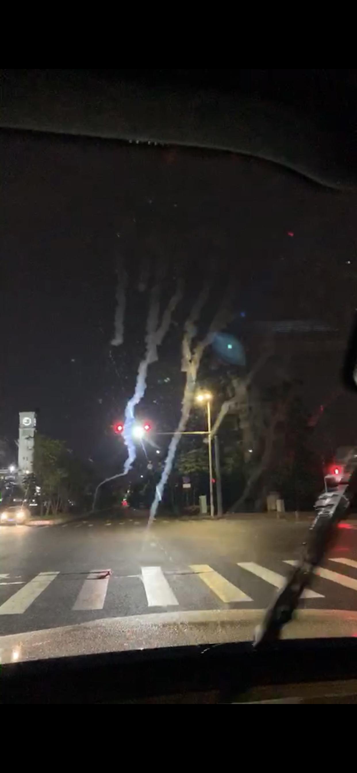 奔驰GLC 求助！前挡风玻璃水痕（油污？）如何清洁？雨刮、抹布、自带和买的玻璃水都擦不掉，刮过后1秒内消失了又马上出现，