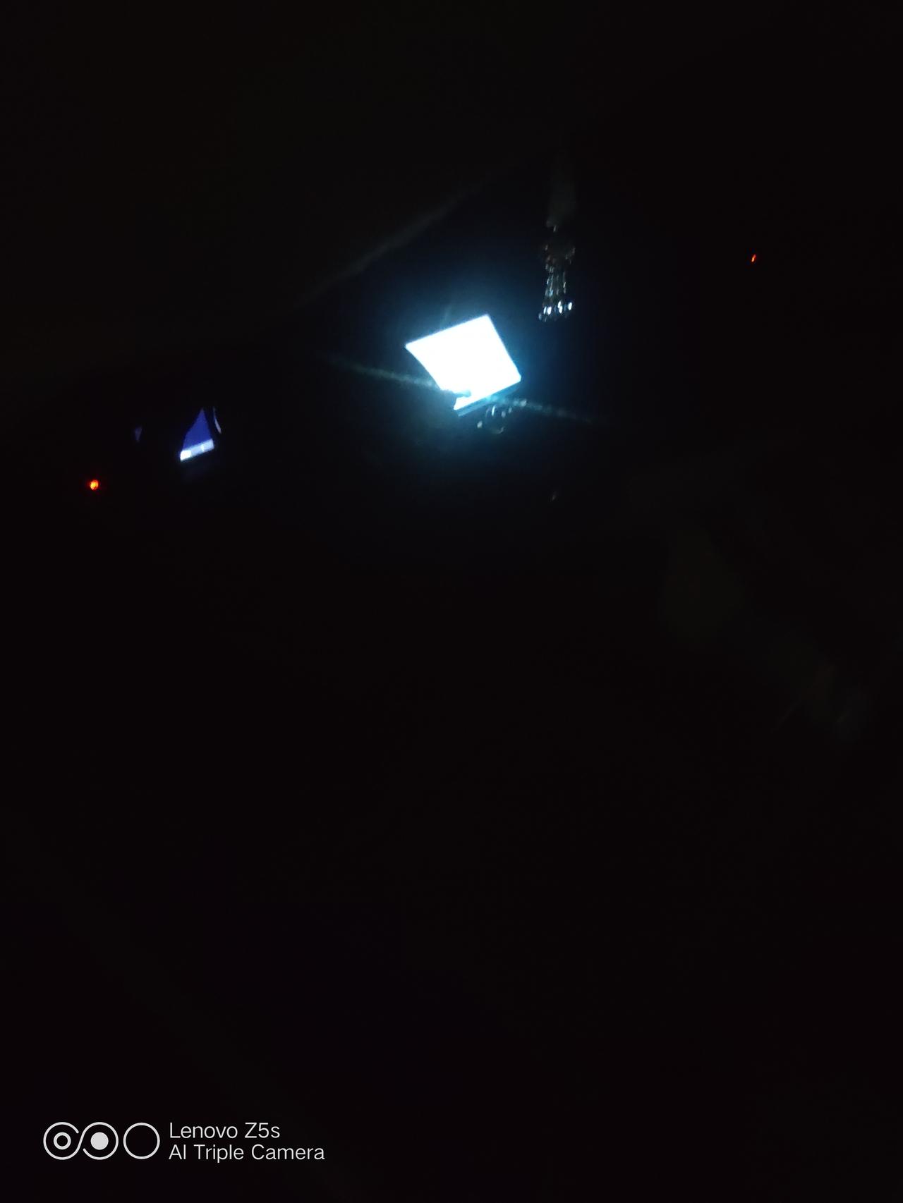 别克君越 锁了车中控屏为什么还是亮的，显示别克的标