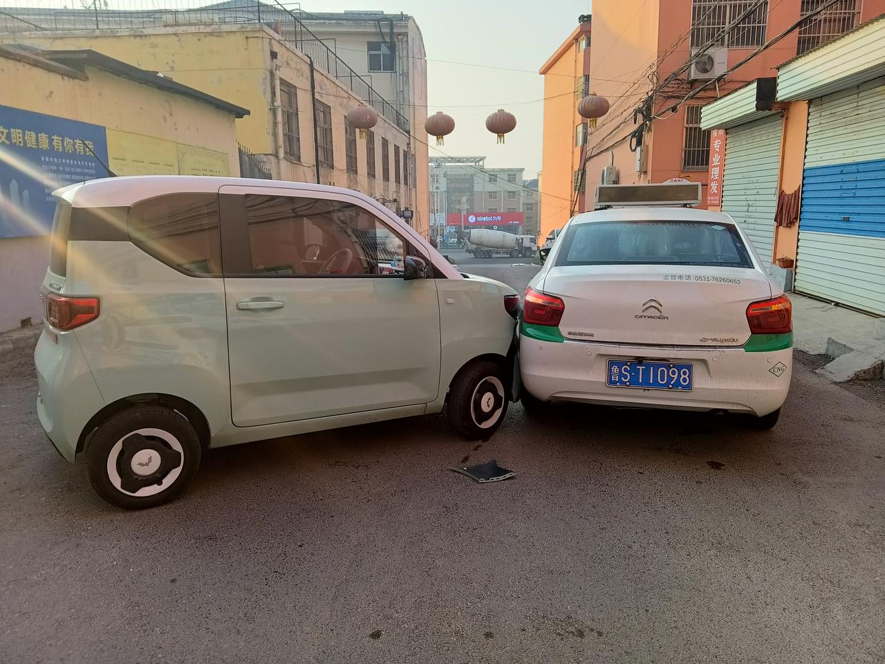五菱五菱宏光MINIEV 交警判了我全责。走了保险，出租车司机让我给他赔什么误工费，他车子没有什么事，人也没有什么事。还
