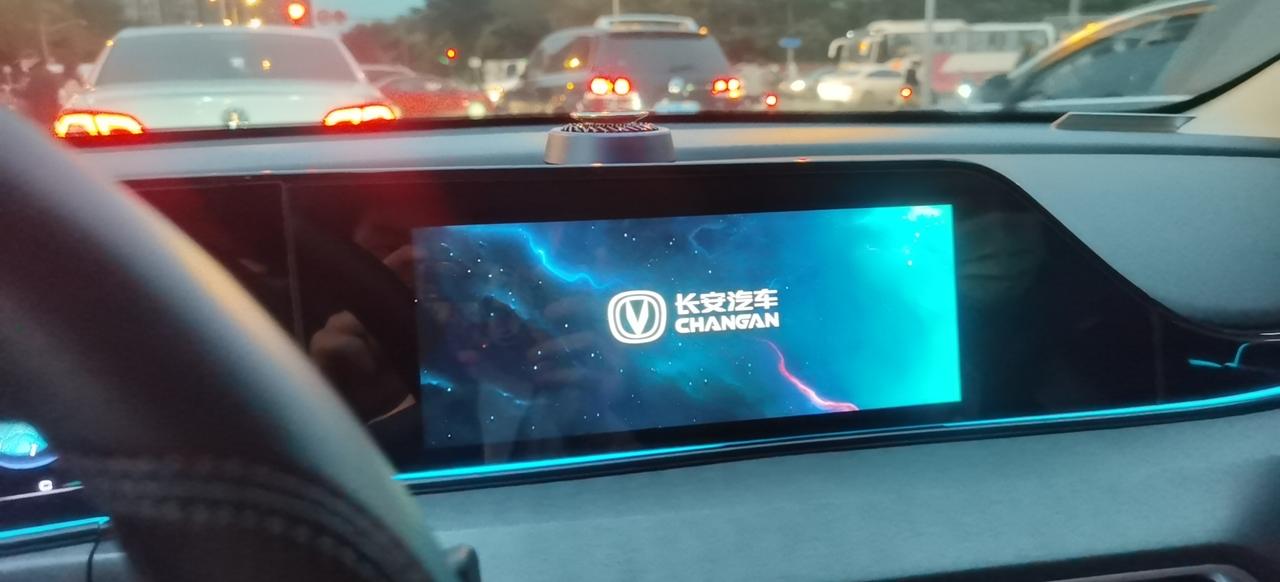 长安逸动 怎么才能重启中控，倒车影像可以用，但是一直这个界面，