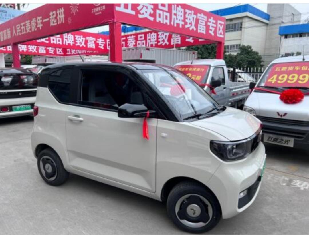 五菱五菱宏光MINIEV 今天上午在店里订的马卡龙臻享 生椰白 ，说要等一个月。43600+3500+300，47400