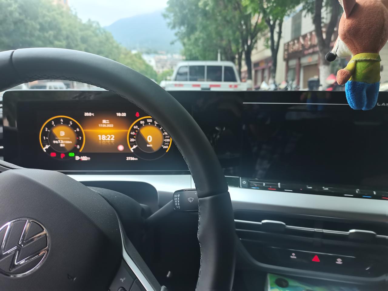 大众凌渡 一个月的车中控屏就突然黑屏，第二早又好了这是怎么回事？
