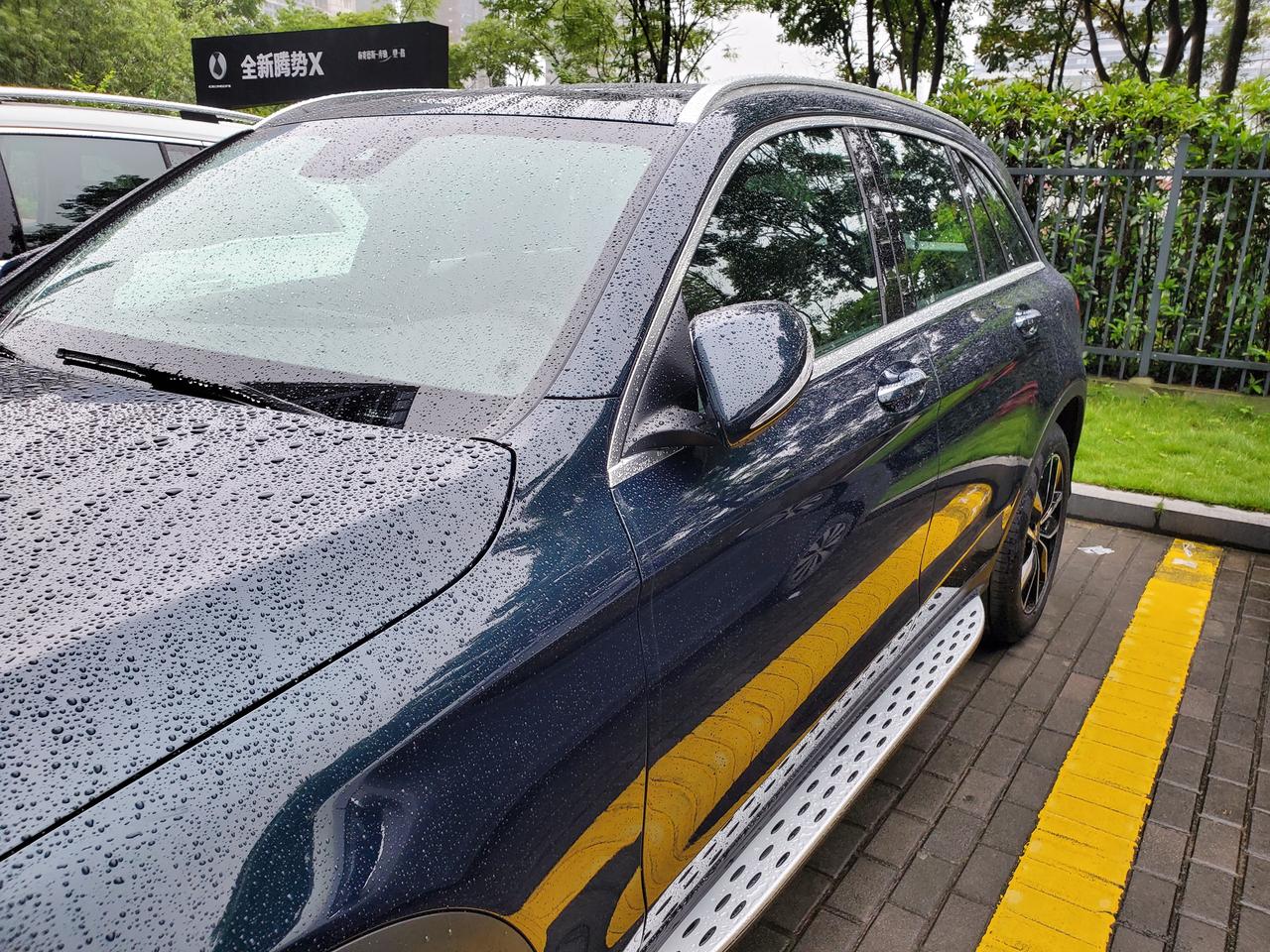 奔驰GLC GLC L 260豪华，裸车38万，选了装潢，除了行车记录仪脚垫啥的，膜升级酷思迪，送一次A保一次B保，靠谱