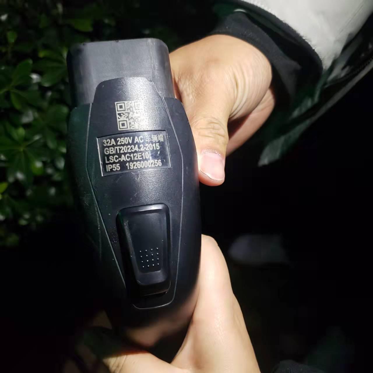 五菱五菱宏光MINIEV 特来电7KW 慢充桩 不能充电跳枪问题RT，小区有2个特来电7KW的慢充桩，插上充电总是一分钟