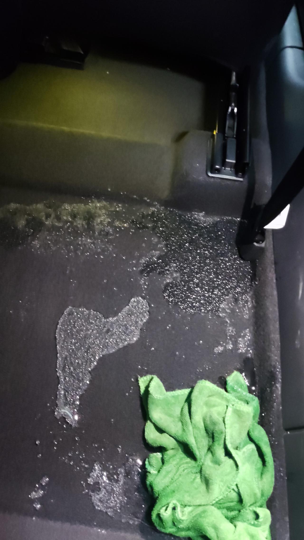 红旗HS5 6月20提的车，9月7号开出去发现后排右门处渗水，地毯上水渍一大片。后开到4儿子店，检查了两天说是一条雨刮水