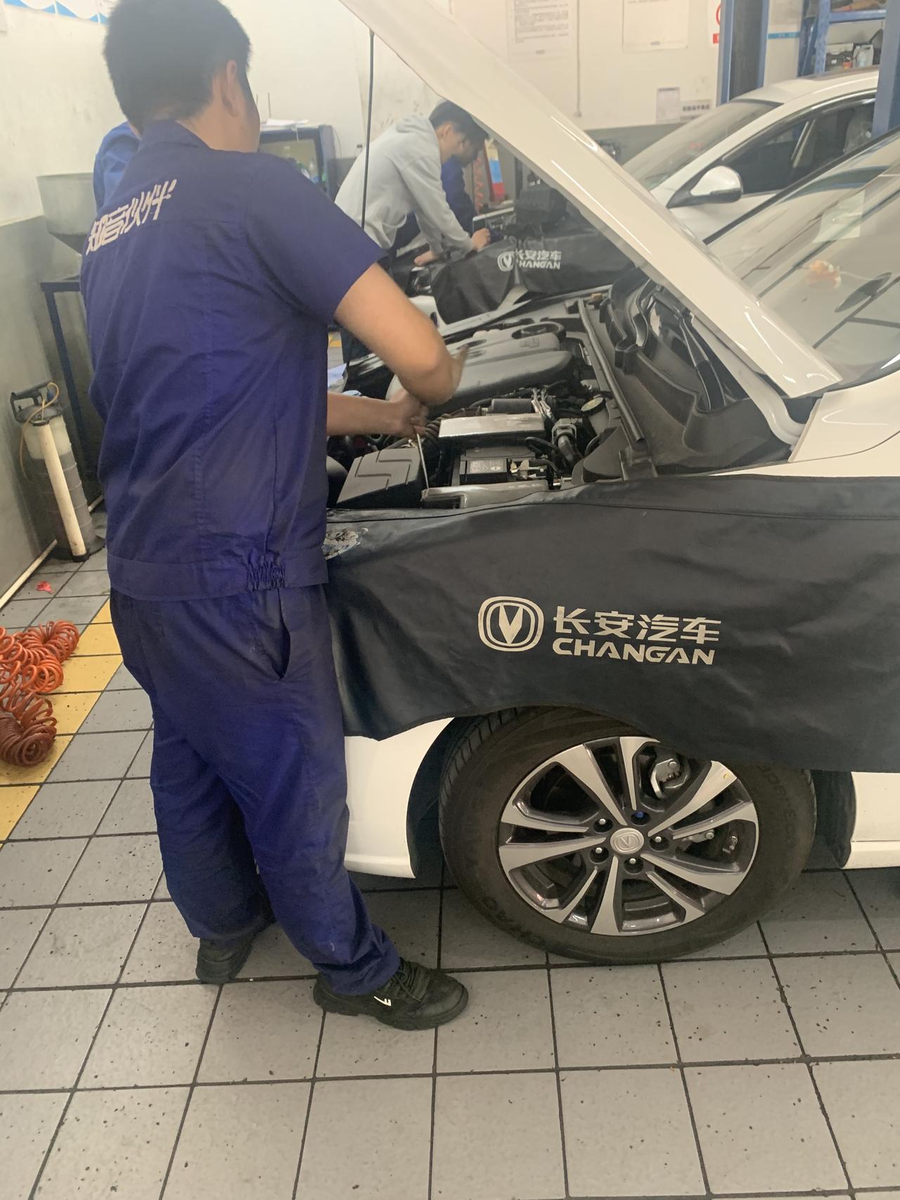 兄弟们，请问你们空调滤芯是保养的时候4S店换的还是自己在外面换的？我的逸动Plus二次保养系统提示我要更换空调滤芯，但是