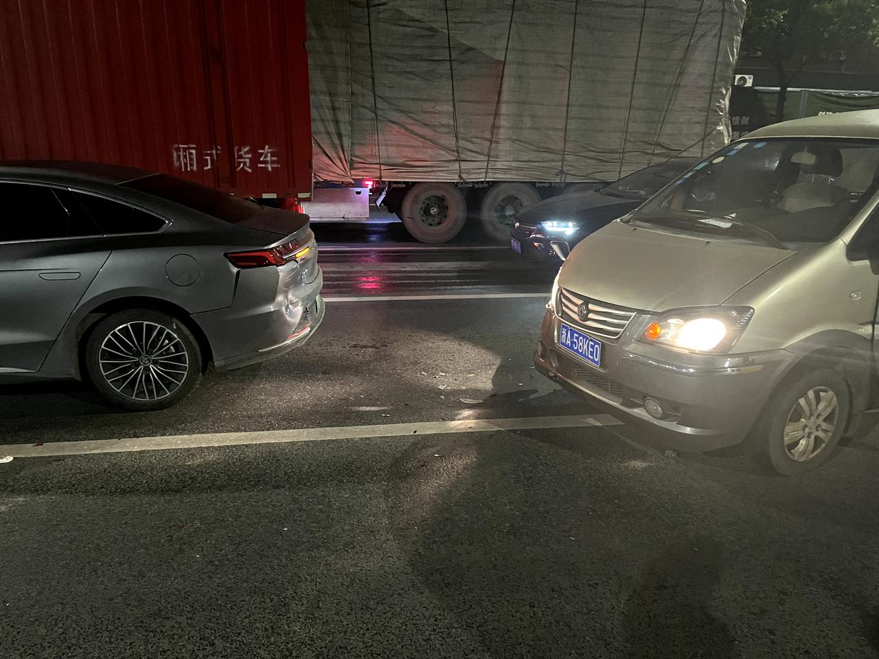 比亚迪汉EV 大晚上充完电 吃完夜宵就遭重 是不是有命中注定这一劫