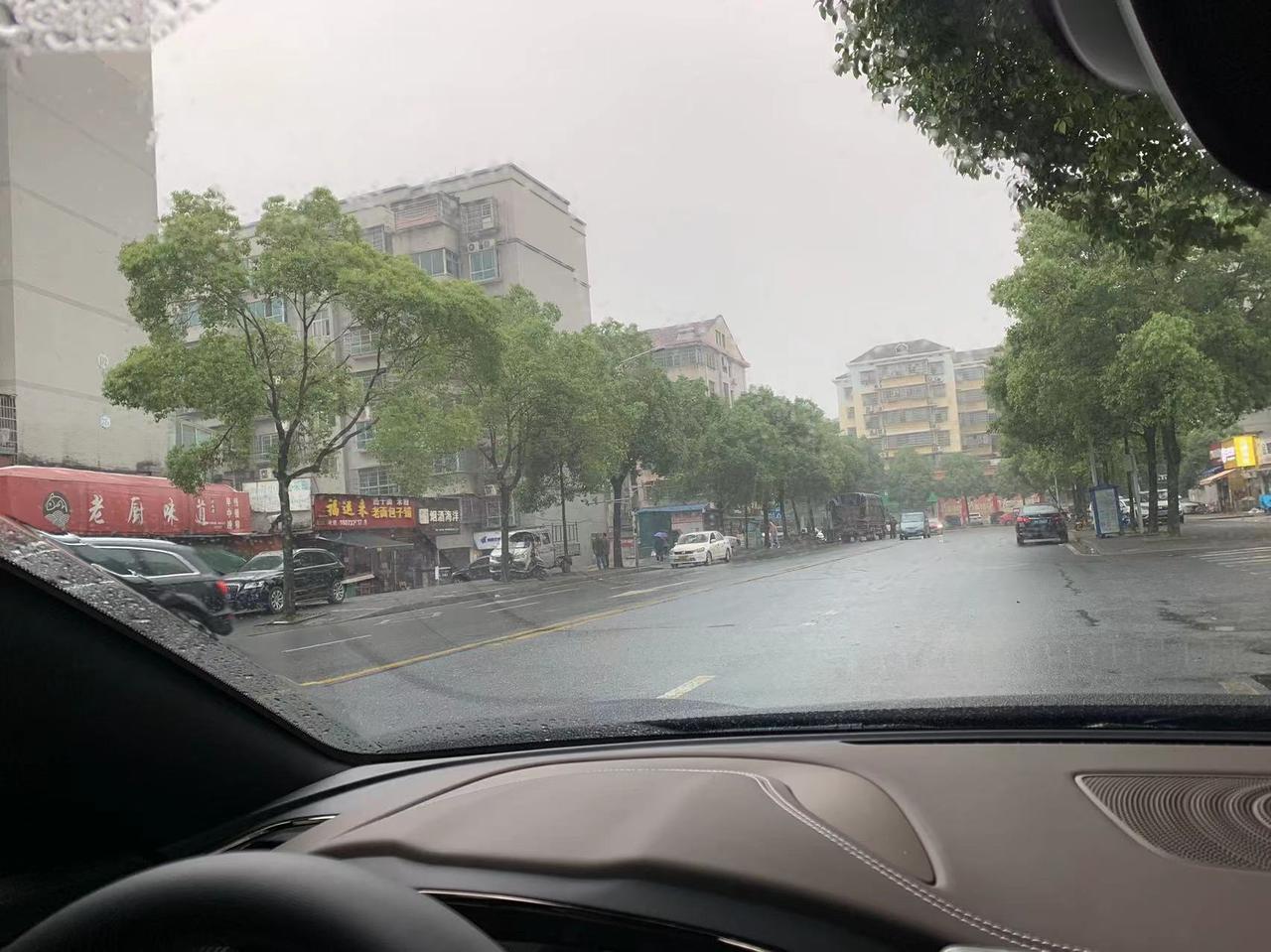 比亚迪汉EV 关于汉ev前挡风玻璃反光问题。今年4月底提的车，主驾驶前面一直反光很严重（图中左下角）主要就是整个方向盘前