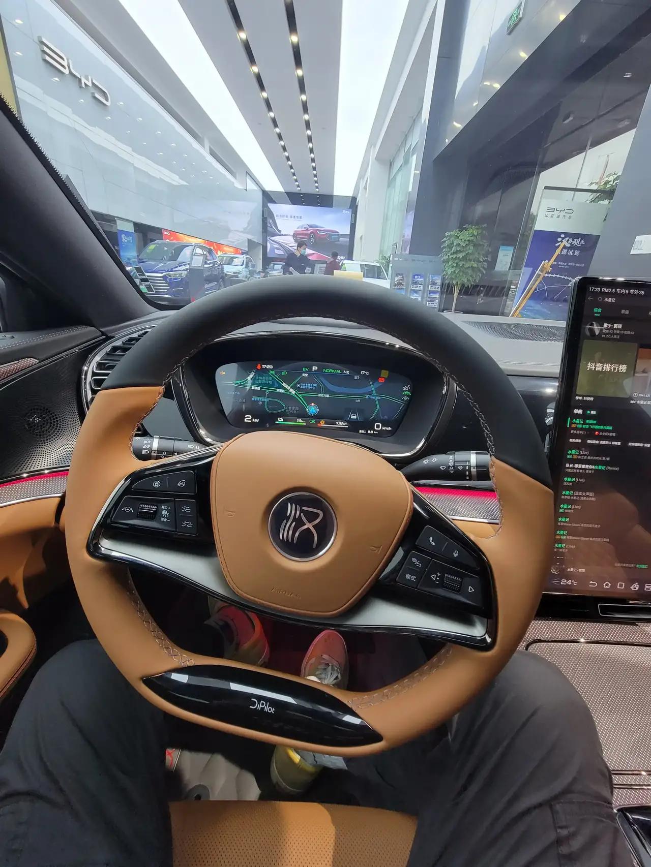 海豹与汉怎么选？了解了海豹的续航跟重量感觉汉也没差多少。新的E平台并没有多大的优势。还有就是汉的豪华感上要比海豹更高。两
