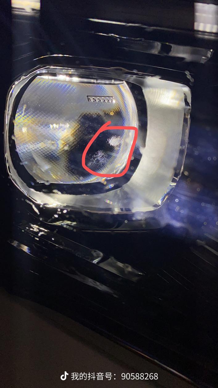 21款逸动plus新车八千多公里，前几天晚上开大灯时候突然发现透镜表面上有污垢，这是怎么回事？求车友们告知！！！