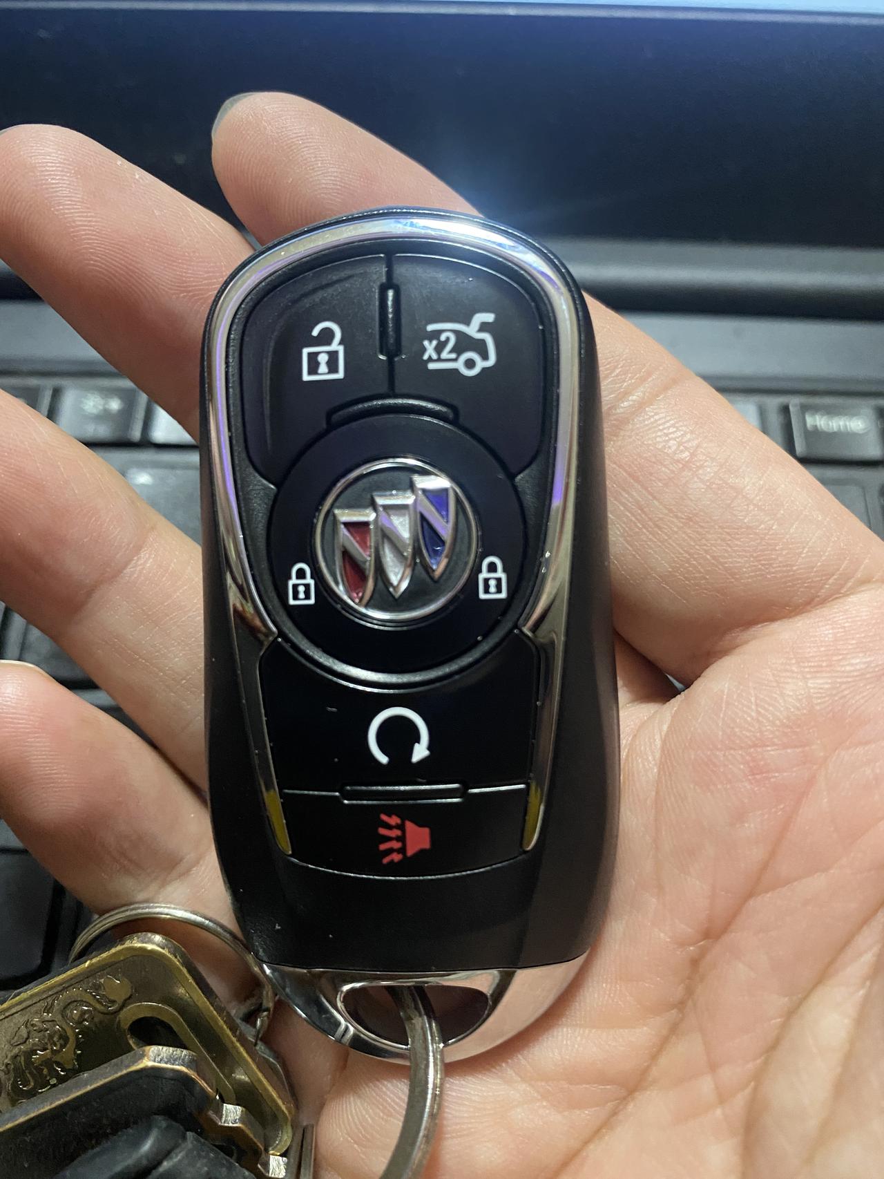 别克君越 车友们，谁知道这个钥匙上的箭头按键是做什么用的？今天研究了半天没搞懂。还有，钥匙怎么控制车窗升降？红色灯的按键
