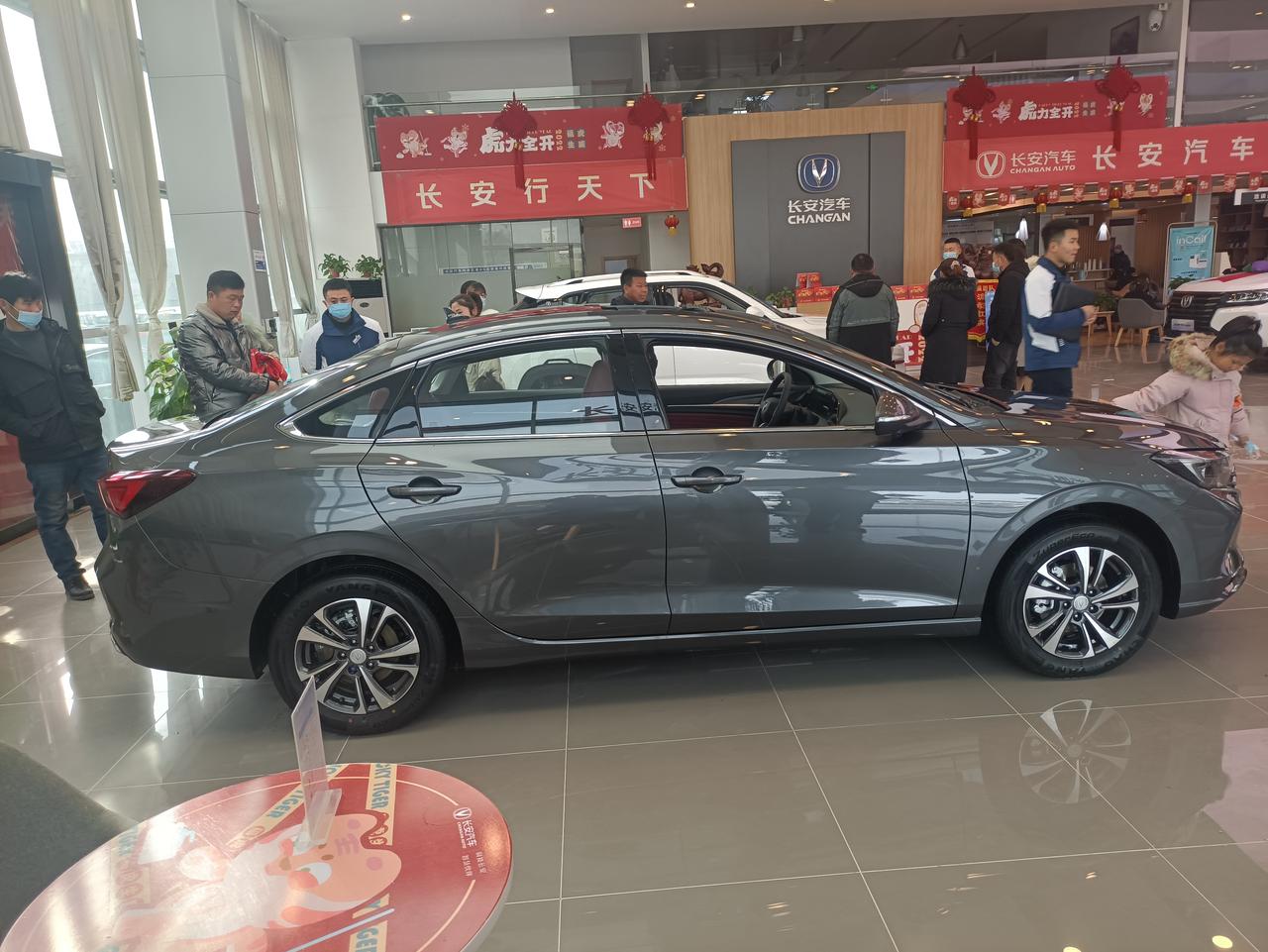 今天去了4s店看了逸动尊贵，还没正式谈价，要是按他给我算的，全款落地得10.3万（指导价9.39优惠6000，裸车8.7