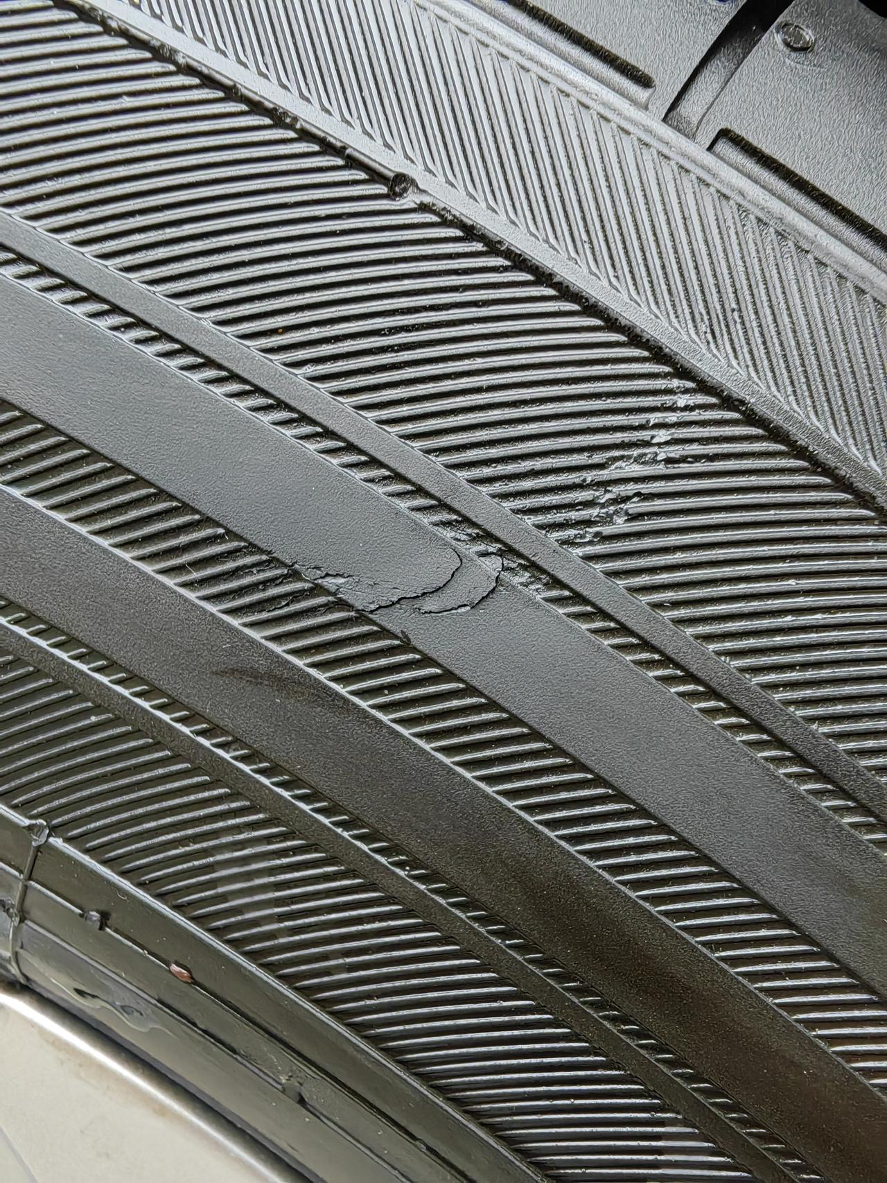 大众探岳 这个严重吗？需要换胎吗？
