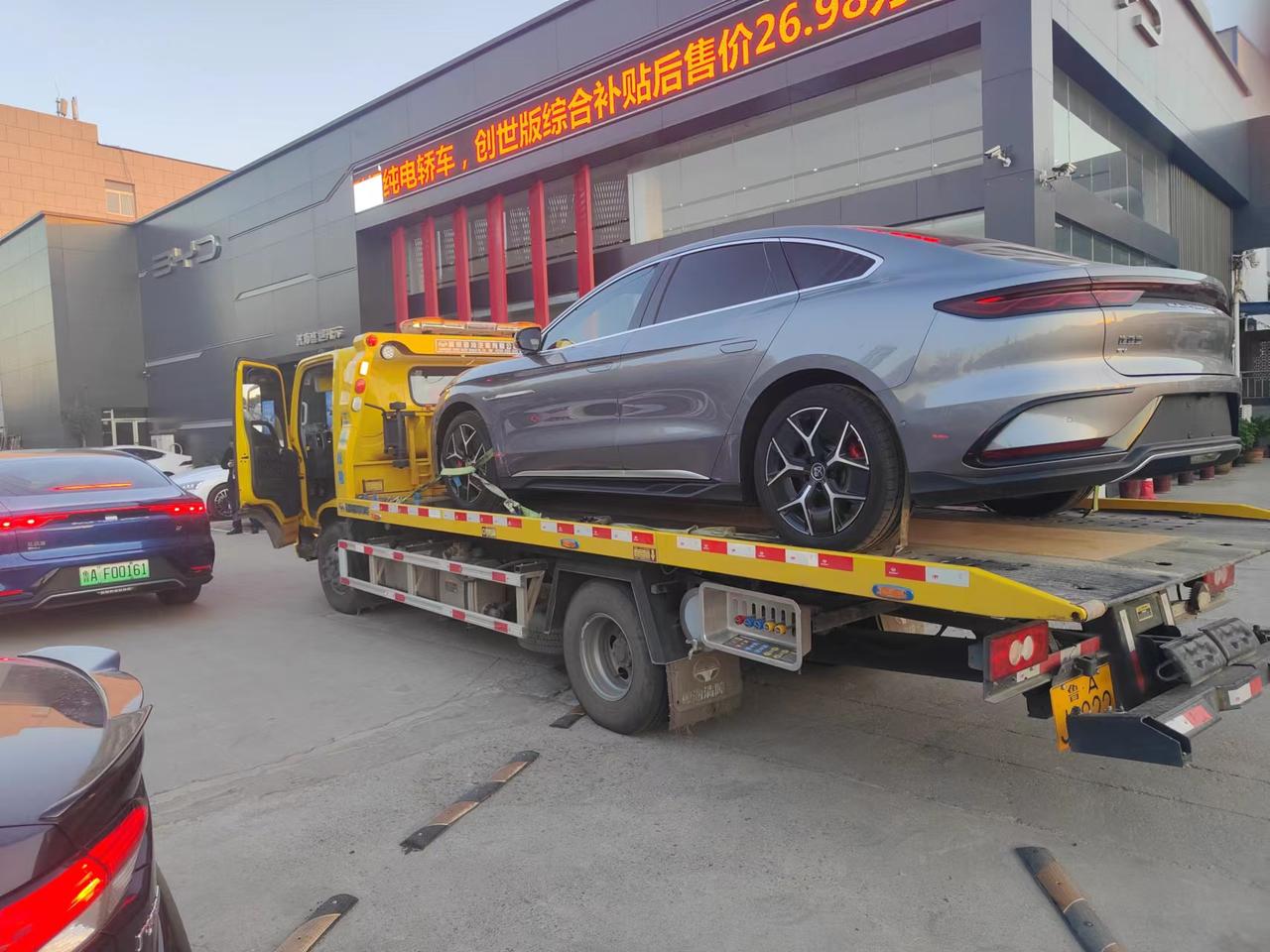 比亚迪汉EV 兄弟们，坐标济南，订的比亚迪汉两驱高配，一个店送3保养加比亚迪原厂膜，保险6500左右，另外一家不送东西只