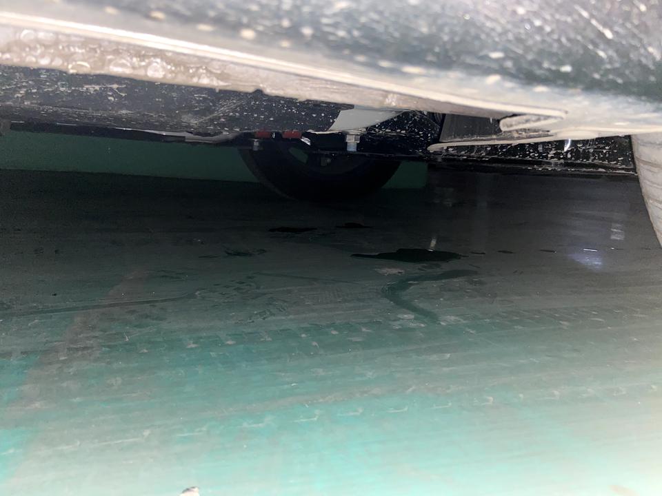 21款逸动 刚买的新车 停完车 发现引擎下面 地盘那开始往下滴水 不是油之类的 这是什么情况 行车中开过空调 会是空调水