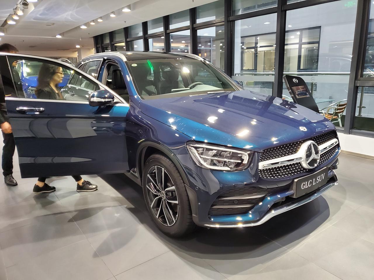 奔驰GLC GLC L 260豪华，裸车38万，选了装潢，除了行车记录仪脚垫啥的，膜升级酷思迪，送一次A保一次B保，靠谱
