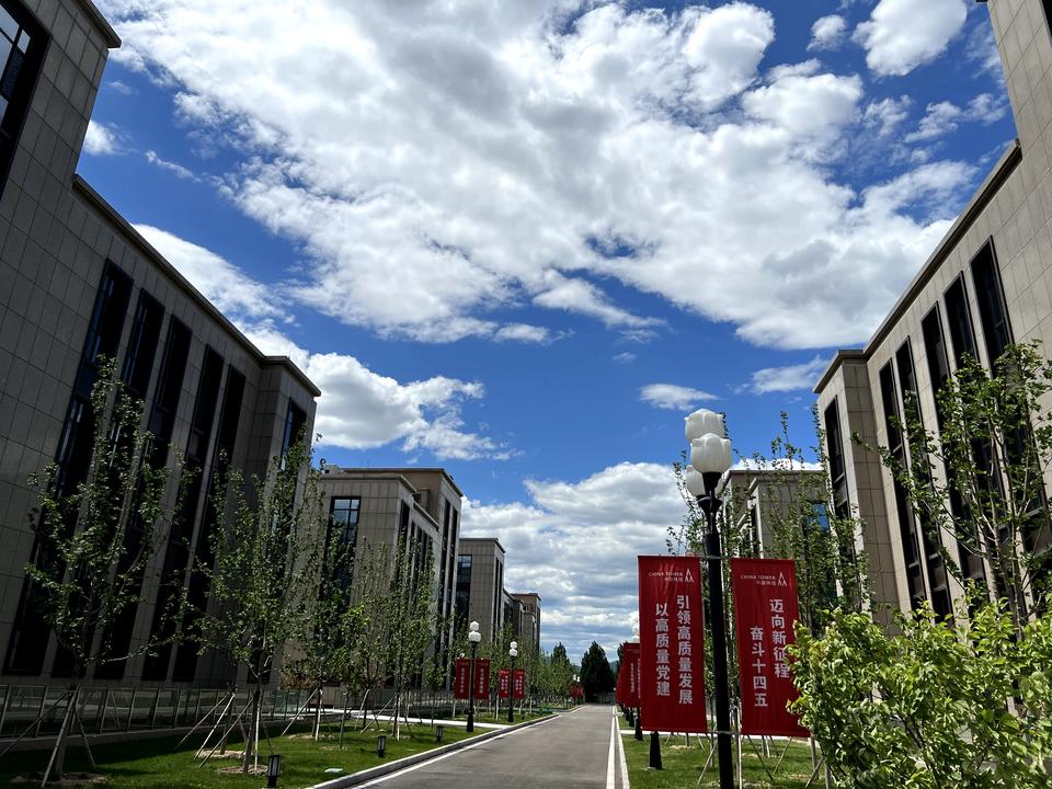 比亚迪汉EV 各位老哥好，本人北京郊区人，国有企业总部工作。每天上下班来回100公里左右（单程50公里，高速费可以和小伙