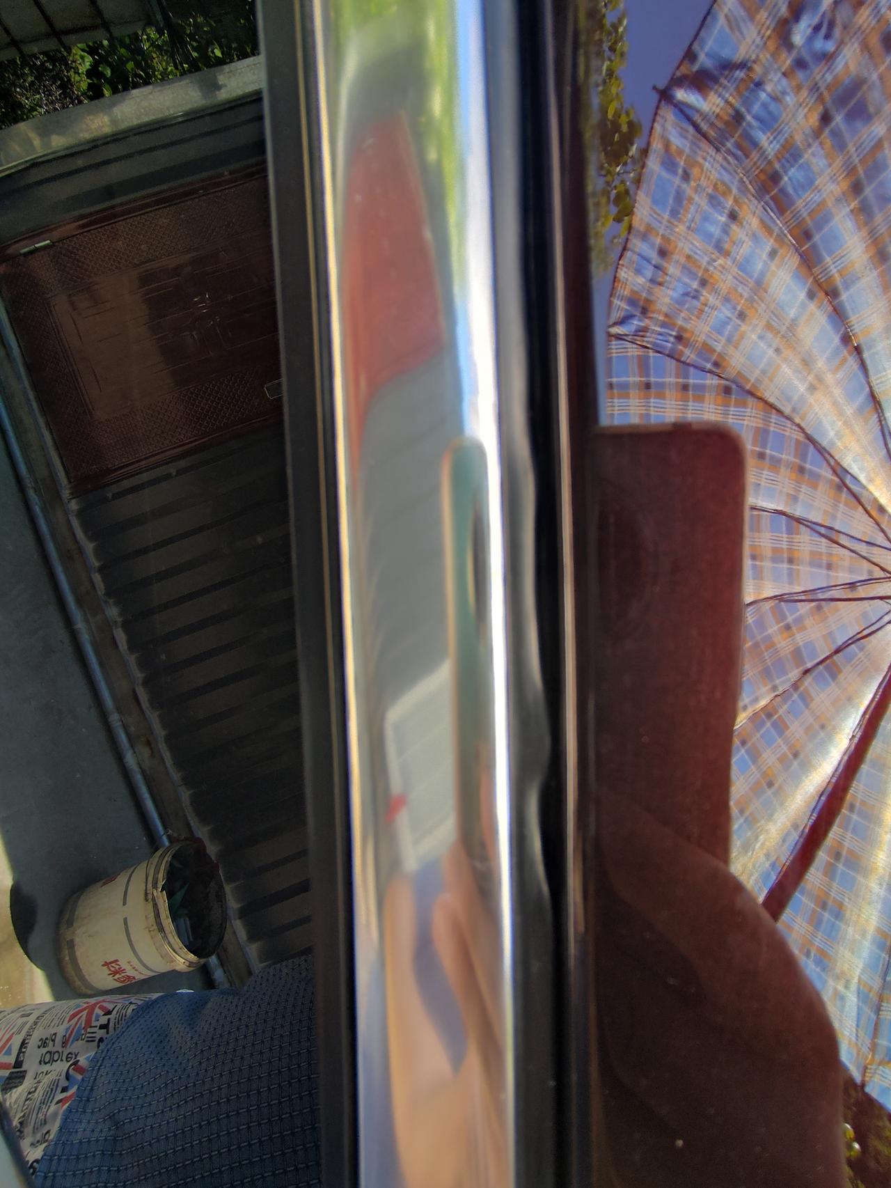君越艾维亚先享新车，洗车时候发现三角窗上密封条橡胶边卷到里面了，有这样的吗？