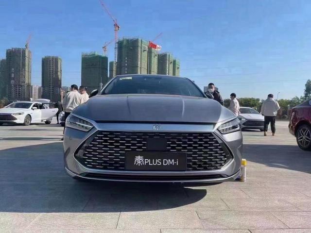 比亚迪秦PLUS DM-i 红色和灰色哪个颜色好呢？