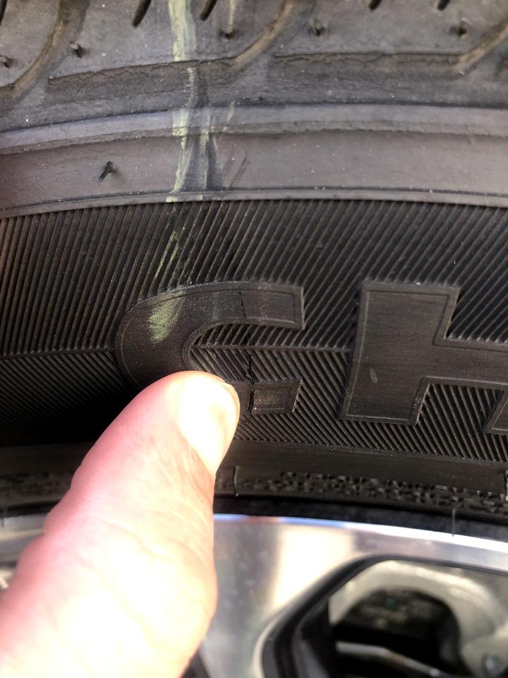 长安逸动 老铁们，看看我这轮胎这个算是裂纹么？