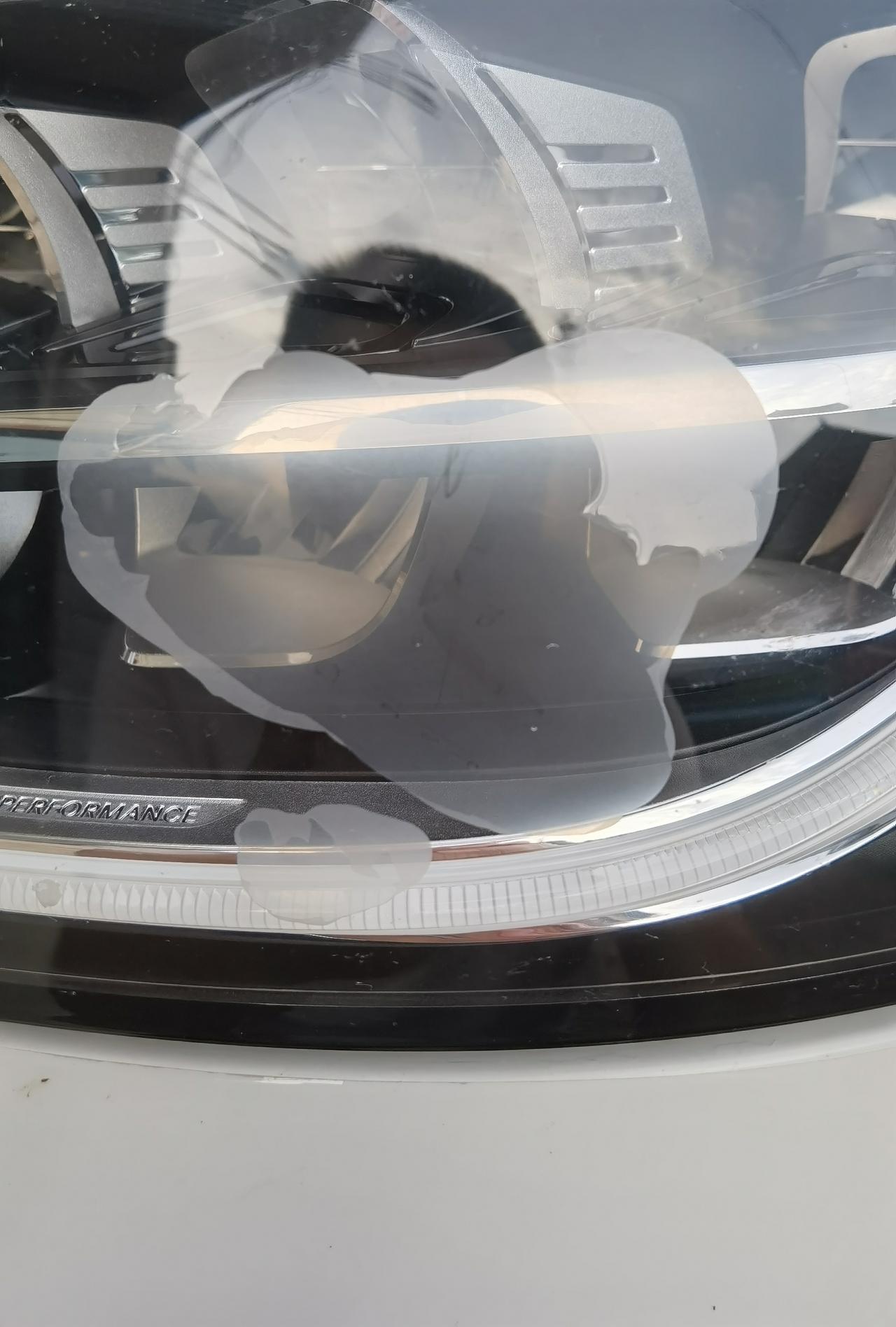 奔驰GLC 2020款GLC300L前大灯上掉漆（膜）是怎么回事？
