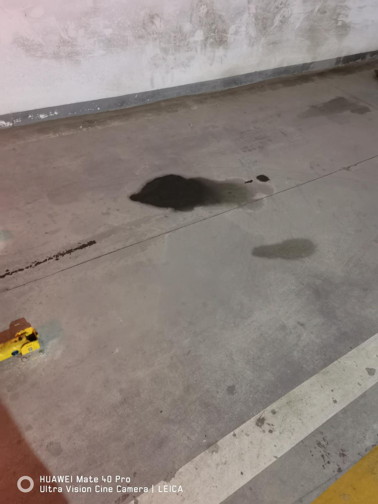 日产天籁 停车之后底盘下面漏的是空调水还是漏的油呢？大概在前轮靠里一点的那个位置。有知道的吗？