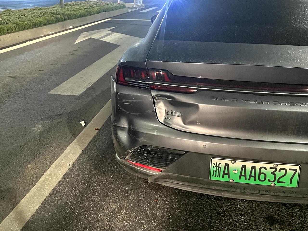 比亚迪汉EV 大晚上充完电 吃完夜宵就遭重 是不是有命中注定这一劫