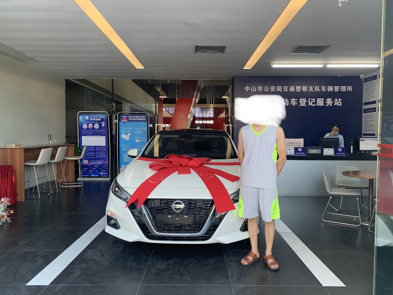 日产天籁 今天提车了   喇叭真的很一般,后排门竟然无音响的，倒车影像真有年代感,前排座椅真的有点短。  请问改音响  