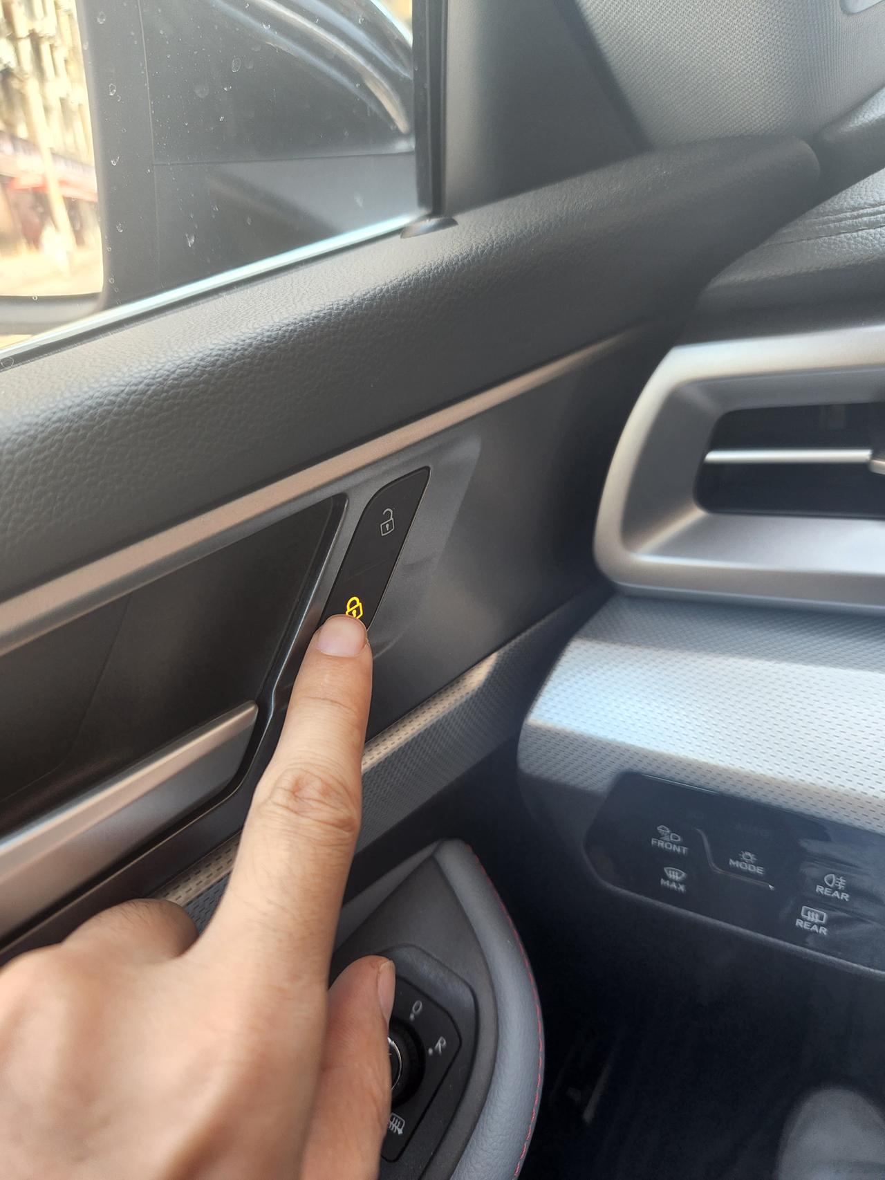 大众凌渡 请问一下，怎么设置主驾驶控制车门?   我按了这个，但是还是可以随意开车门，他们上我车我都担心后面来车，怕把自