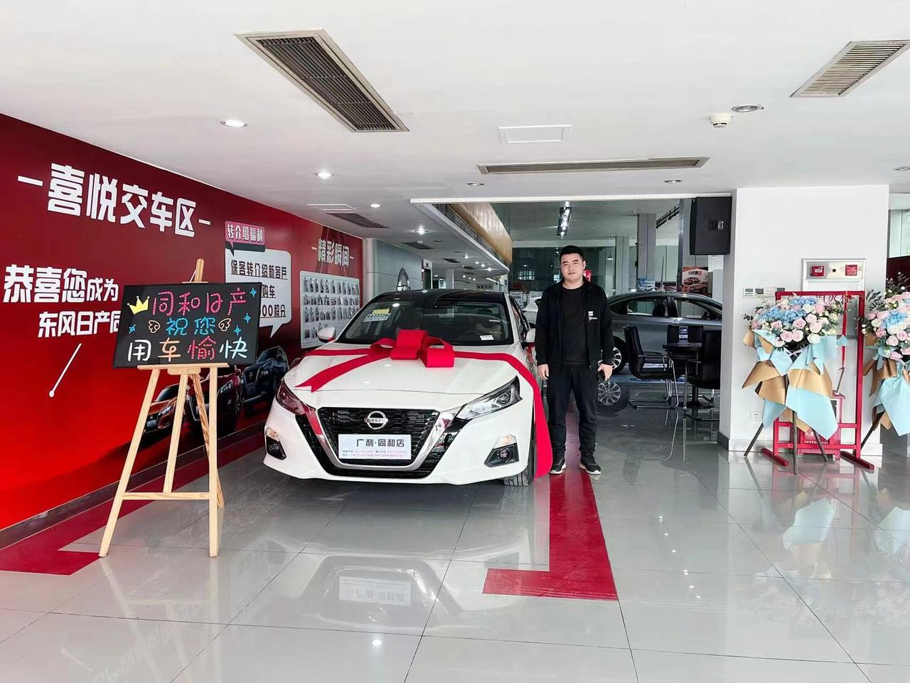 日产天籁 自从提了天簌回来，朋友们都说为什么不买雅阁啊，我都有点觉得自己买错车了。但开几个月了感觉挺好的，也挺省油的。动