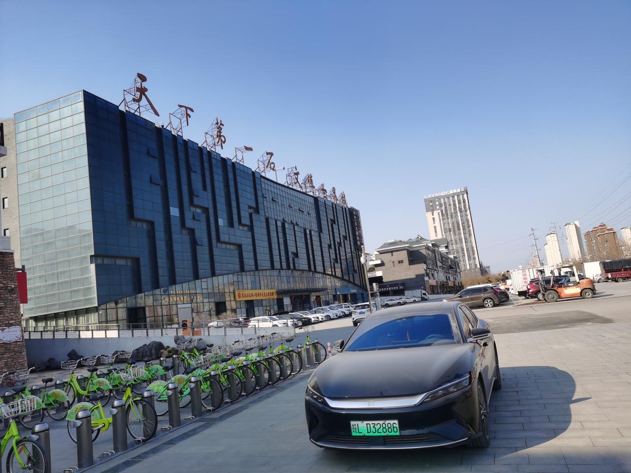 比亚迪汉EV 右转弯的时候打开全景影像，看着还距离路边花坛有点距离，结果转弯听到摩擦的声音，下来一看轮毂刮到了，这种情况