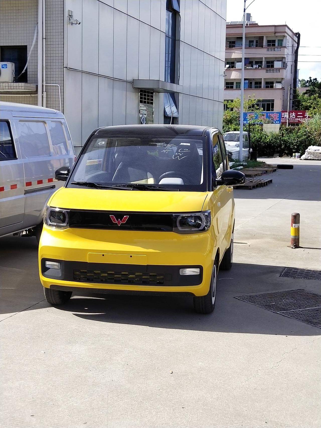 五菱五菱宏光MINIEV 一下就敢涨价5000，别的30万的电车涨一万还说得过去，这2万多的车要涨5千，连安全气囊都没有