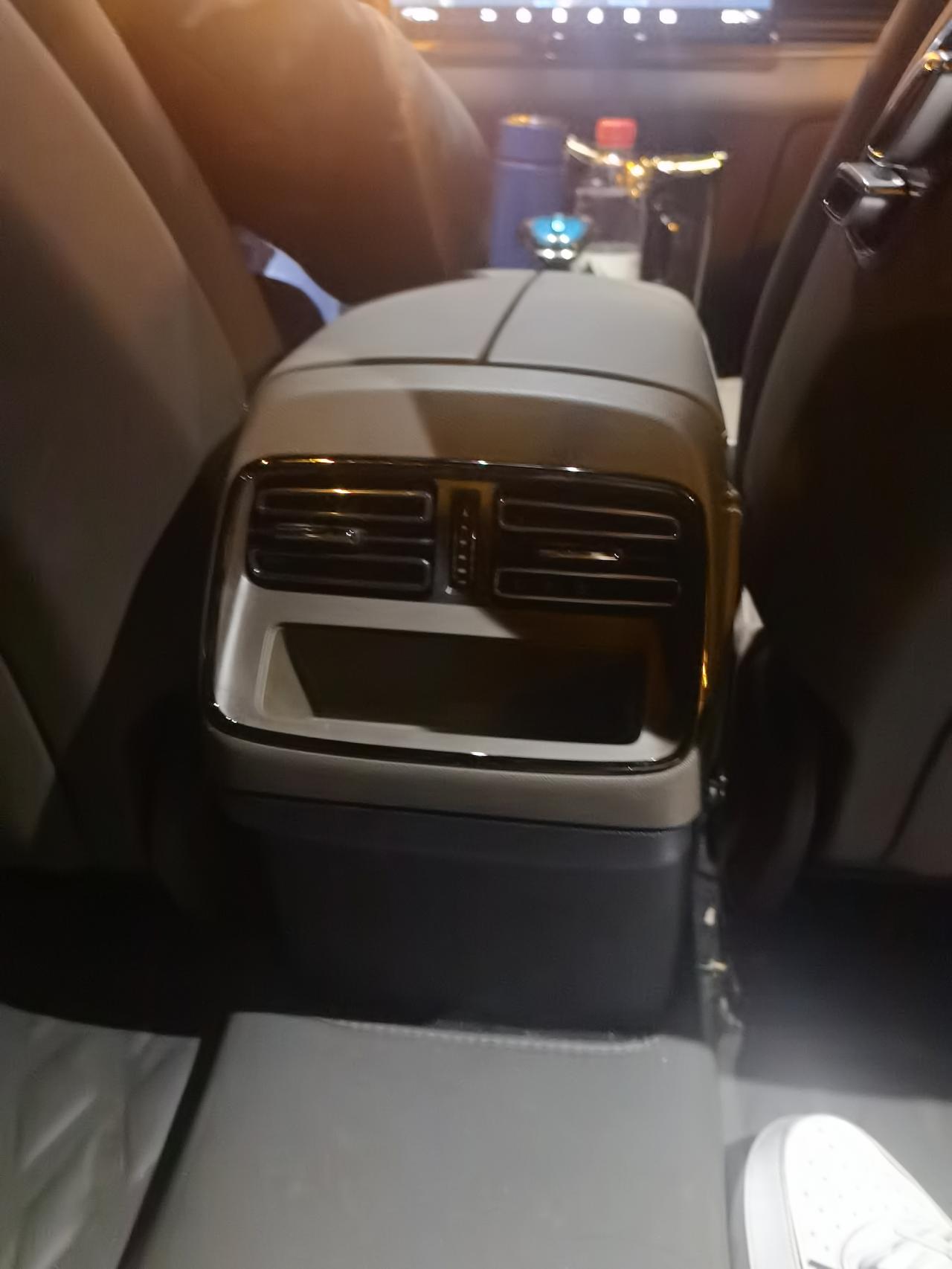 比亚迪汉EV 比亚迪汉长续航豪华后排空调出风口是不会出风的吗？