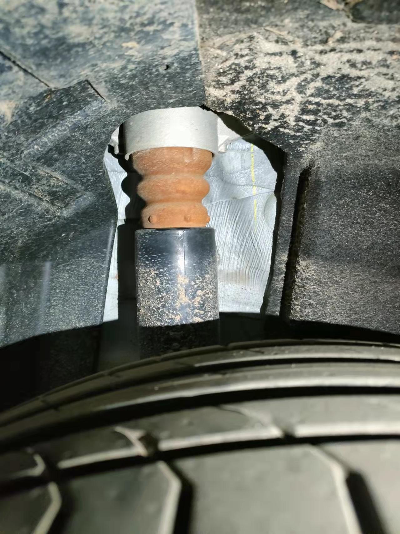 请问各位车友 逸动后轮这个减震叫什么？怎么看着感觉像生锈了呢？帮帮忙解答