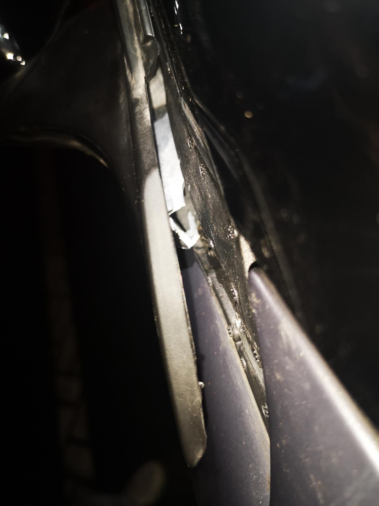 雪铁龙凡尔赛C5 X 后视镜被小路倒下的树给撞爆了，下面的壳子裂开，里面可以看到金属条也断了头部一点点。问4s店说需要更
